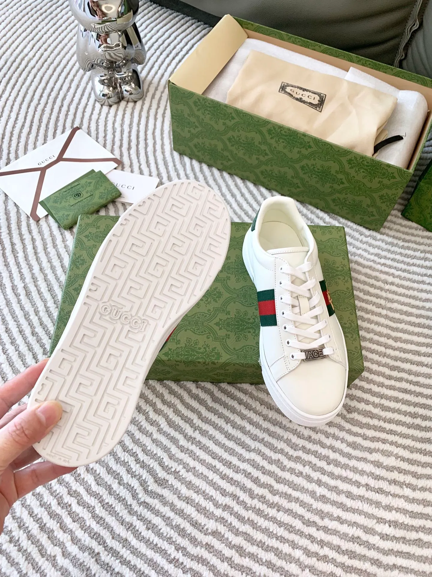 👟👟Ex-factory price 540👟👟 Men's size +10 Top version: Gucci G family classic Ace series Embroidery Little Bee White Shoes Couple Style Ribbon Love Casual Sports Shoes Sneakers Original Purchase Development Production This brand's classic low-top sports shoes interweave golden embroidered bees with red and green webbing. The bee is a classic element of the brand. It appeared in the Gucci ready-to-wear series in the 1970s. Exquisite packaging at the delivery counter🛍📦 ▪️Fabrics: Original custom imported first-layer cowhide ▪️Foots: Original custom cowhide lining ▪️Sole: Original open-molded rubber non-slip material ▪️Sole thickness: 2.5CM ▪️Size: Women's 34-41 (customized 34/41) ▪️Size: Men's 38-46 (38/46 customized)